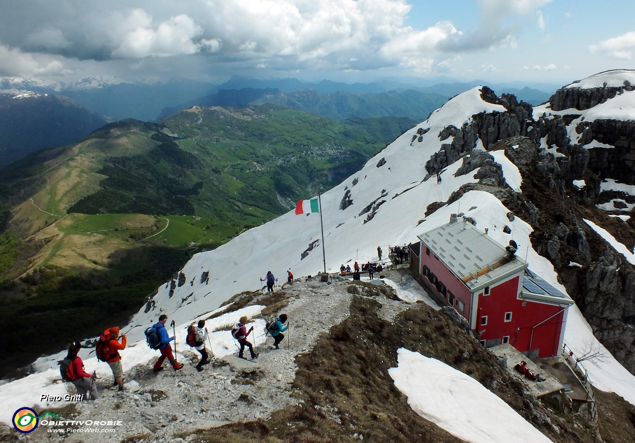 56 scendiamo al Rif. Azzoni.JPG